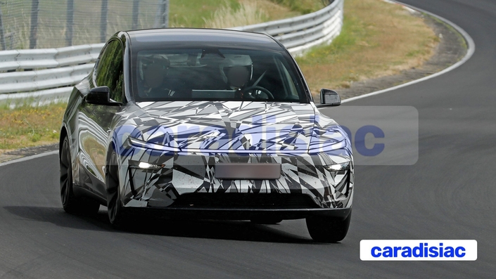 Sur le Nürburgring, le SUV Tesla Model Y L poursuit ses essais à haute vitesse. Deux personnes occupent l’habitacle de ce modèle qui devrait être disponible en versions cinq, six et sept places.