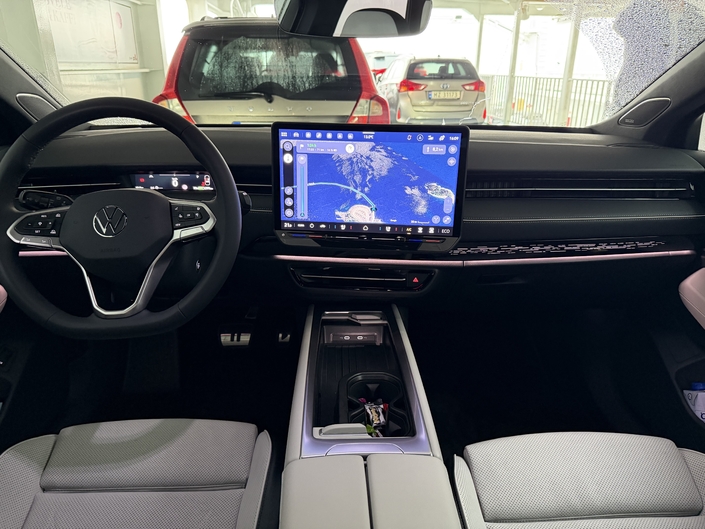 A l’intérieur, l’interface est nouvelle et le volant récupère des boutons « normaux ».