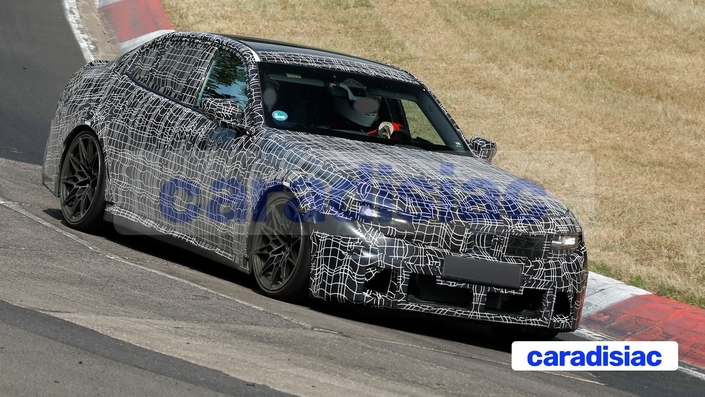 Le Nürburgring est un passage obligé pour les prototypes des constructeurs allemands et la nouvelle BMW M3 n’y échappe pas. Menée de main de maître par l’un des essayeurs de la marque munichoise, la BMW M3 profite des courbes de la Nordschleife pour tester le comportement routier de cette nouvelle génération (G84) de la BMW M3.