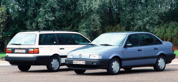 En mars 1988, VW révèle la Passat de 3e génération, codée B3 ou 35i, en berline et en break. L'accent est mis sur l'aérodynamique.