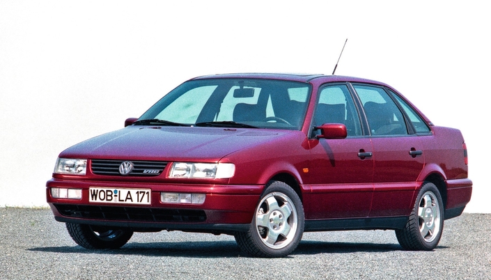 Fin 1993, la VW Passat subit un gros restylage qui lui permet de passer de la génération B3 à B4. La grille de calandre améliore le refroidissement du VR6, ce qui n'est pas un luxe !