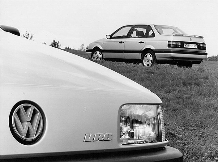 En avril 1991, la VW Passat inaugure le moteur VR6, et en arbore fièrement le logo sur sa face avant.