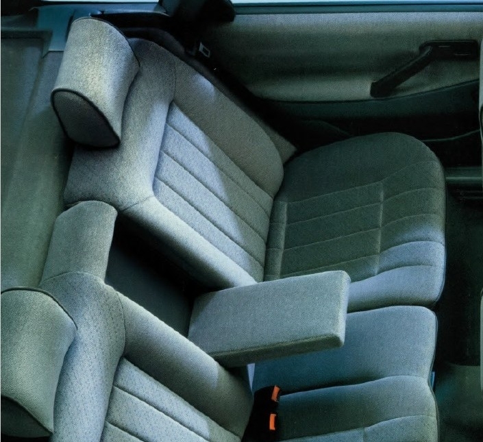 Fait très original à son niveau de gamme, la VW Passat permet de régler la banquette arrière en longueur, de façon différenciée à droite et à gauche.