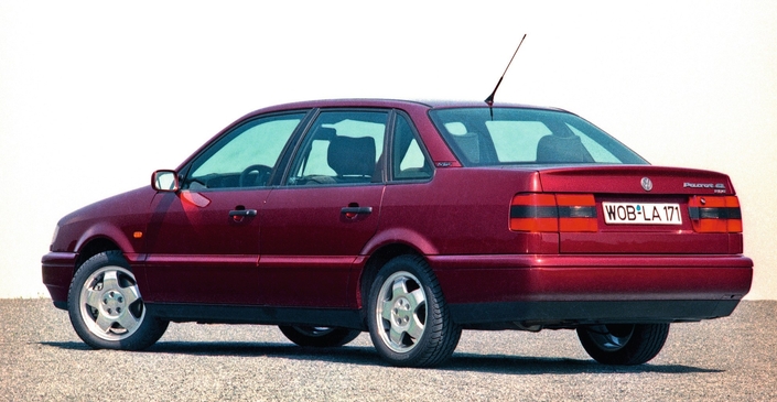 A l'arrière, la VW Passat B4 VR6 adopte des feux nettement agrandis dès son apparition en octobre 1993. Les boucliers sont également inédits.