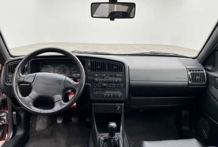 La clim auto Climatronic est de série dès 1993 sur la VW Passat VR6, mais la finition, certes bonne, n'a rien d'exceptionnel.
