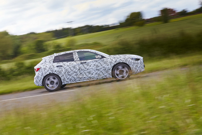 Future Infiniti Q30 : officielle mais encore camouflée