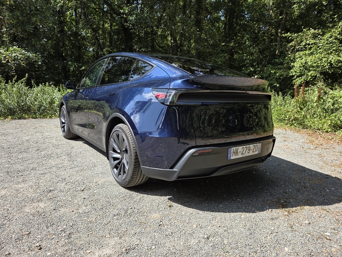 Autonomie généreuse, efficience et vitesse de charge élevée permettent au Model Y d’entreprendre sans crainte les longs trajets.