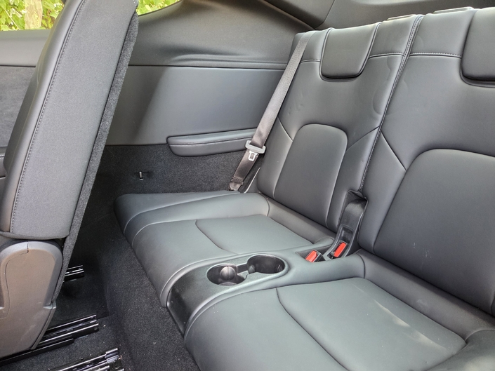 L’espace disponible au 3ᵉ rang est réduit à la portion congrue.