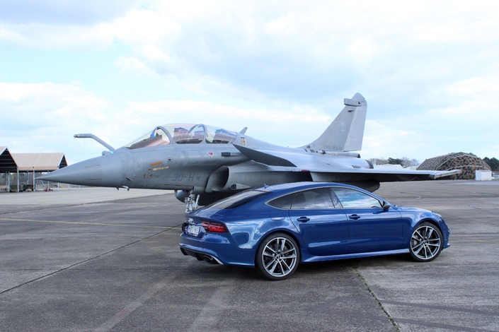 "Mon" RS7 pose fièrement à côté d'un Rafale