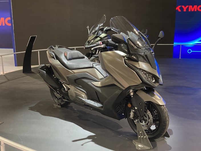 Salon de Milan 2021 - Kymco AK 550 (2022) : des évolutions en approche