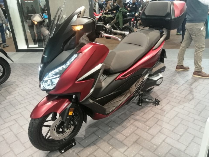 Salon de Milan 2021 - Honda Forza 350 : de rouge vêtu