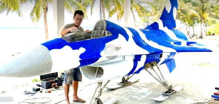 Il a transformé deux vieux moteurs Kawasaki en… un bombardier d’eau