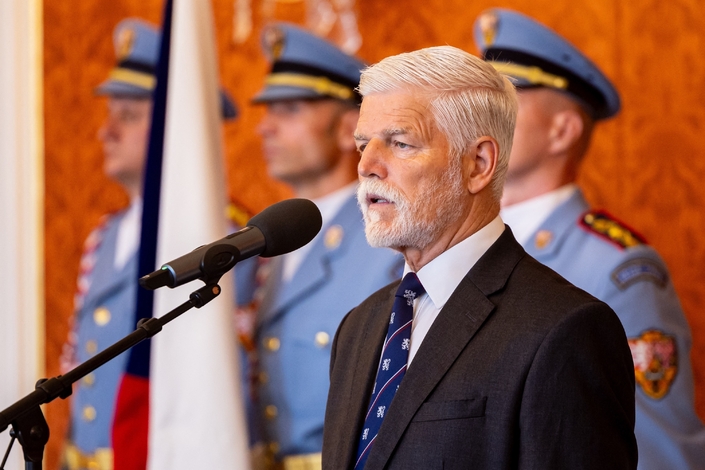 Petr Pavel, quand il est obligé de travailler. Photo MaxPPP.
