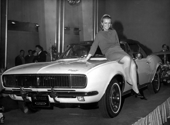 L’Amérique était vu comme le grand ennemi de l’automobile française. Comme cette Camaro exposée au salon de l’auto de Paris en 1966.