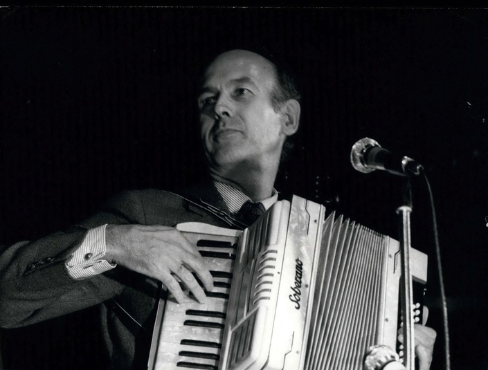 La France des années 70, de Giscard et de son accordéon se souciait déjà de l’avenir de son automobile. Et aurait dû s’en soucier un peu plus. Photo : MaxPPP.