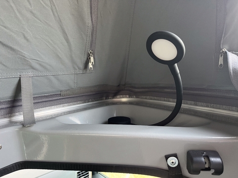 Les dormeurs du 1er étage disposent d’une lampe de chevet à led.