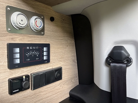 Un tableau de commande complet permet de gérer le chauffage et l’électricité du van.
