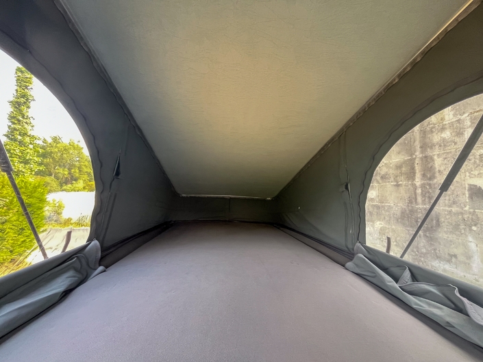 Le lit niché dans le toit relevable est plus grand et tout aussi confortable que celui du rez-de-chaussée.
