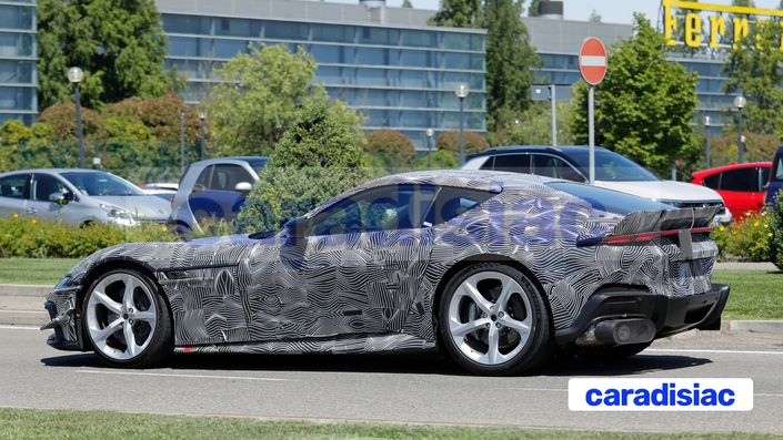 Quelle puissance délivrera le moteur V12 de cette Ferrari 12Cilindri spéciale ? Pour le moment on ne connaît pas encore la fiche technique de cette auto, on découvrira cela lors de sa présentation qui devrait avoir lieu au cours de l’année 2027.