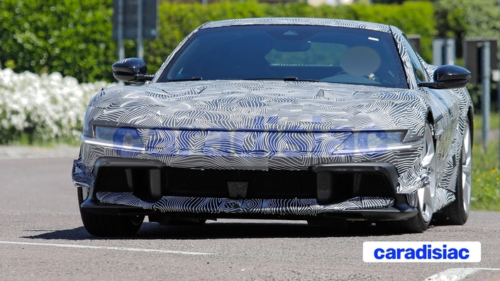 Malgré le camouflage qui la recouvre cette version spéciale de la Ferrari 12Cilindri est toujours aussi élégante. On distingue les petits déflecteurs qui sont de chaque côté du bouclier avant.