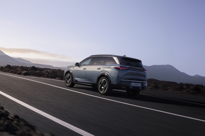 Le SUV de Peugeot offre une bonne stabilité et une insonorisation soignée à haute vitesse.