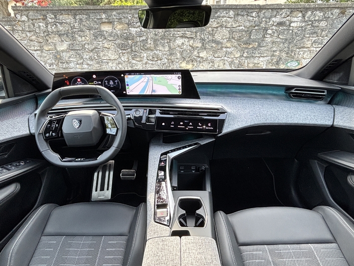L’intérieur spectaculaire et qualitatif est pénalisé par un système multimédia lent et une ergonomie passable en raison de la position du volant qui cache l’instrumentation.