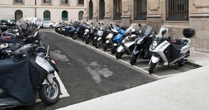 Le stationnement payant pour les motos et scooters à Paris est reporté à septembre 2022.