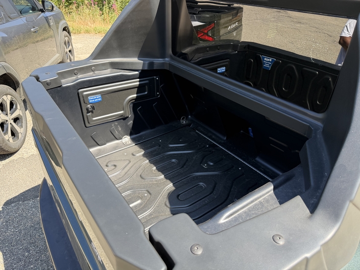 La benne mesure 1 mètre de long sur un mètre de large. Le véhicule est lui aussi en finition « Journey ». La charge utile est de 430 kg (comme le Duster pick-up 2 places) et la capacité de remorquage se limite à 1,5 tonne.