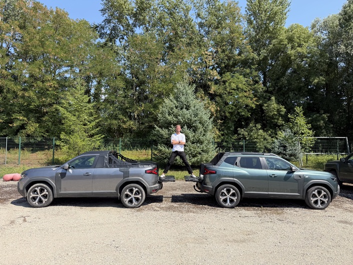 A gauche le Duster pick-up 2 places, à droite le Duster 4 places. La ridelle de ces deux véhicules, dévérouillée électriquement via un bouton, peut supporter jusqu'à 80 kg à l'arrêt.