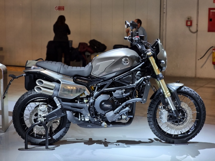 La Benelli Leoncino 800 Trail : un style scrambler aventurier.