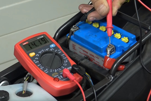 Comment faire durer sa batterie moto, qu’en faire en fin de vie ? Les conseils d’un pro pour tout savoir