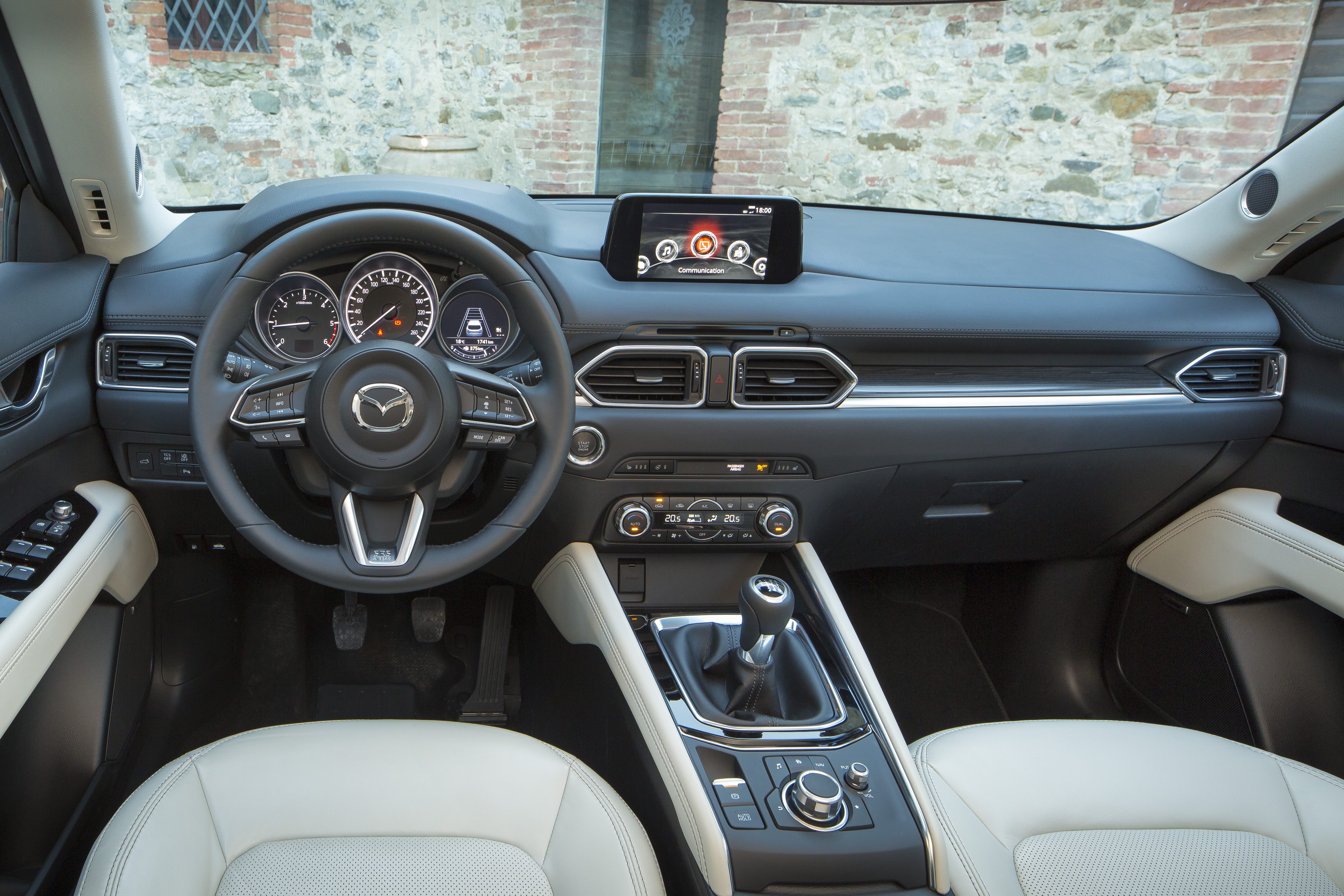 https://images.caradisiac.com/images/3/3/7/8/113378/S0-prises-en-main-mazda-cx-5-2017-399781.jpg