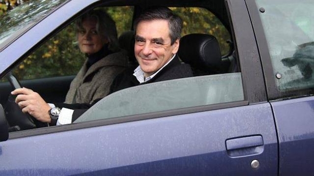 François Fillon possède une Peugeot 306 S16. Il a eu avant une 405 Mi16.