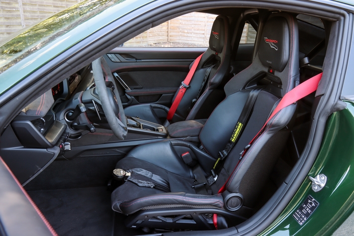 Des sièges baquets avec au choix des ceintures ou des harnais 5 points, la GT3 se veut aussi à l'aise sur la route ou la piste.