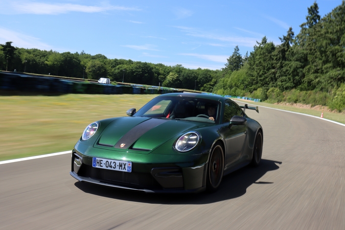 Découvrez Nina, notre nouvelle pilote, au volant de l'extraordinaire Porsche 911 GT3