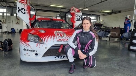 Découvrez Nina, notre nouvelle pilote, au volant de l'extraordinaire Porsche 911 GT3