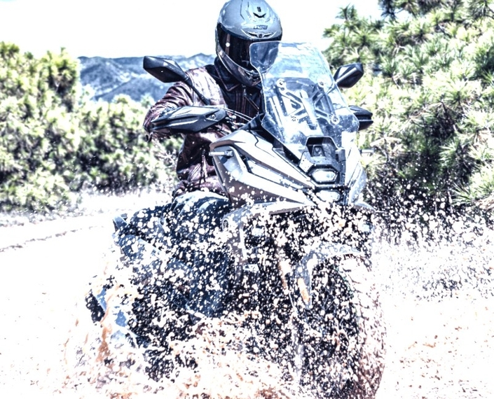 Voge SR 450 X : le scooter qui veut faire tomber les frontières entre GT et aventure