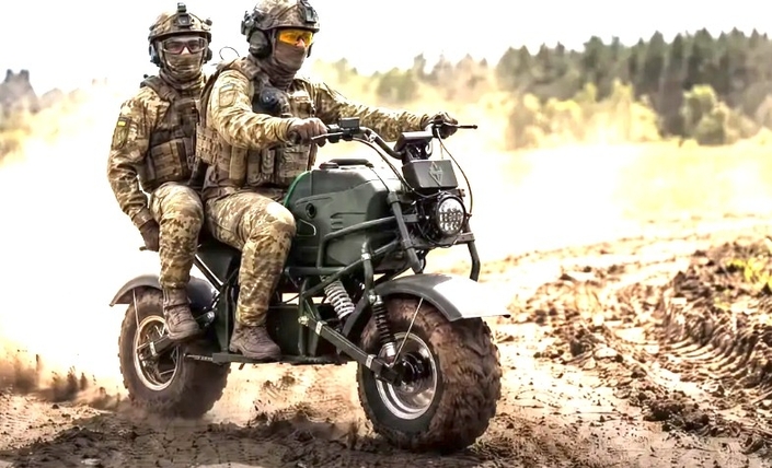 L'Ukraine déploie une étonnante moto militaire électrique 2x2 capable de recharger des drones en pleine mission et de rouler … sur les mines