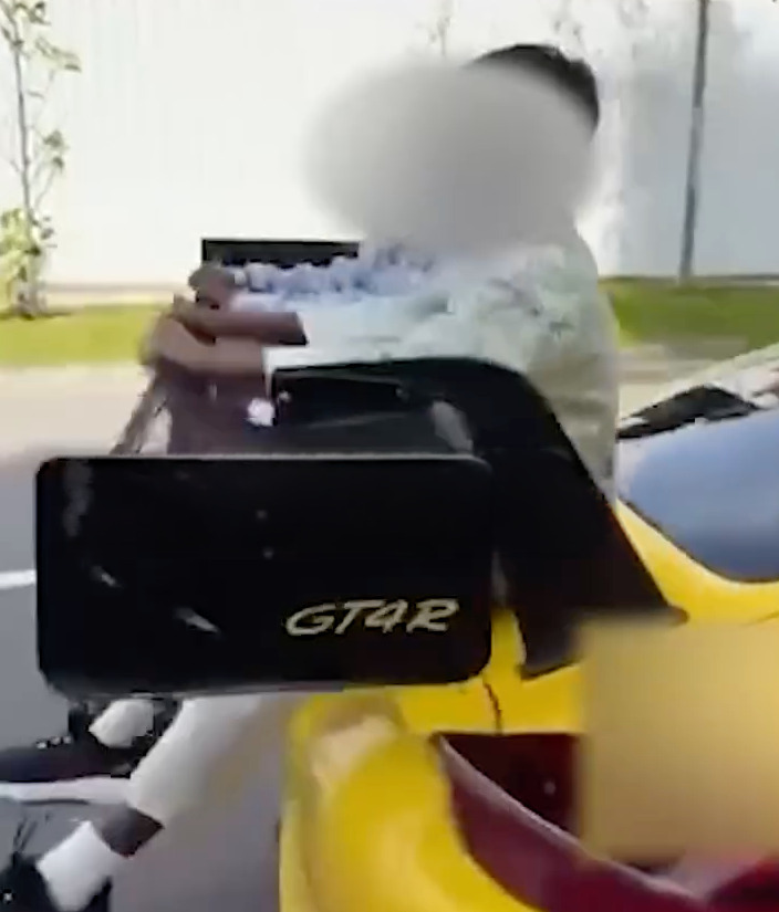 Il perd son permis en transportant ses enfants sur l’aileron de sa Porsche