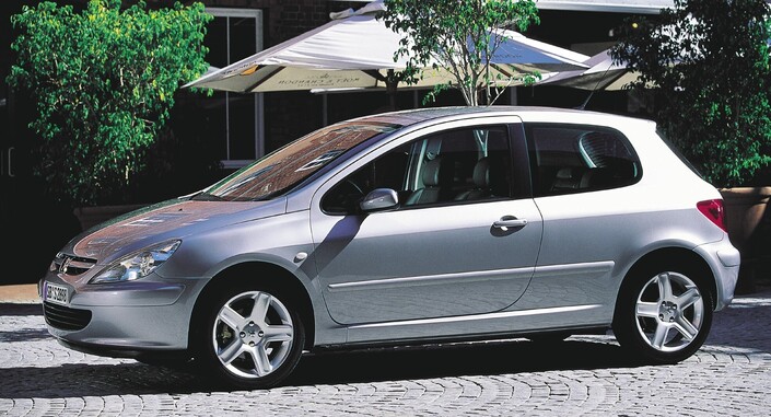 Fin 2003, la Peugeot 307 reçoit le 2,0 l HDi de 136 ch dans une version dédiée, la Sport, dotée de jantes de 17.