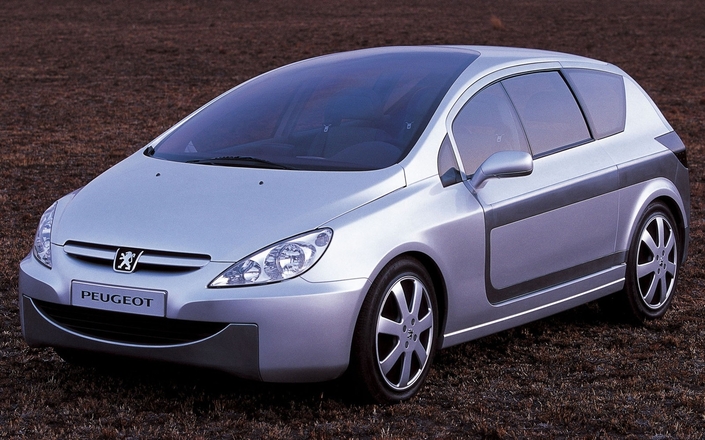 Dès 2000, le concept Prométhée annonce tout ce que sera la  Peugeot 307, jusqu'à son toit panoramique.