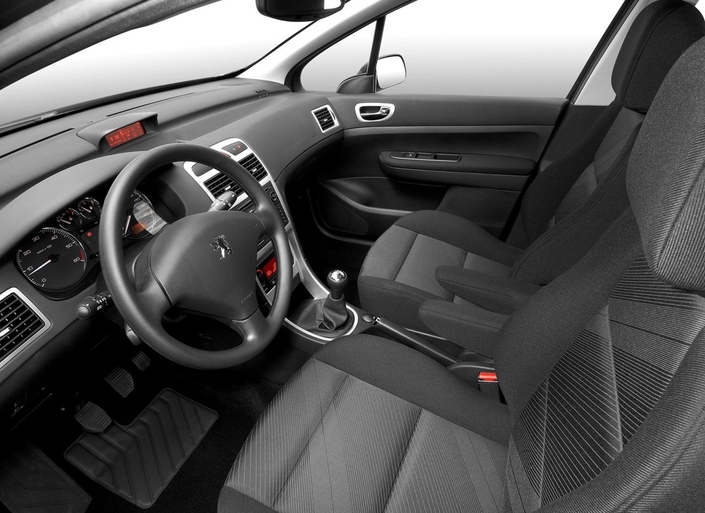 L'habitacle de la Peugeot 307 séduit par son volume utile important, alors que la finition est très convenable.