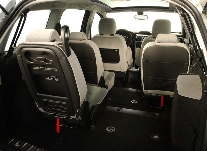 Grand avantage de la version SW de la Peugeot 307, ses sept places et sa grande modularité, unique dans la catégorie, sans oublier le toit panoramique