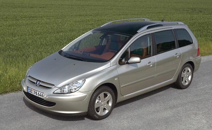 Courant 2004, la Peugeot 307 HDi 136 accède aux autres finitions de la gamme, ainsi qu'à la carrosserie SW. Ici, une série spéciale Roland Garros.