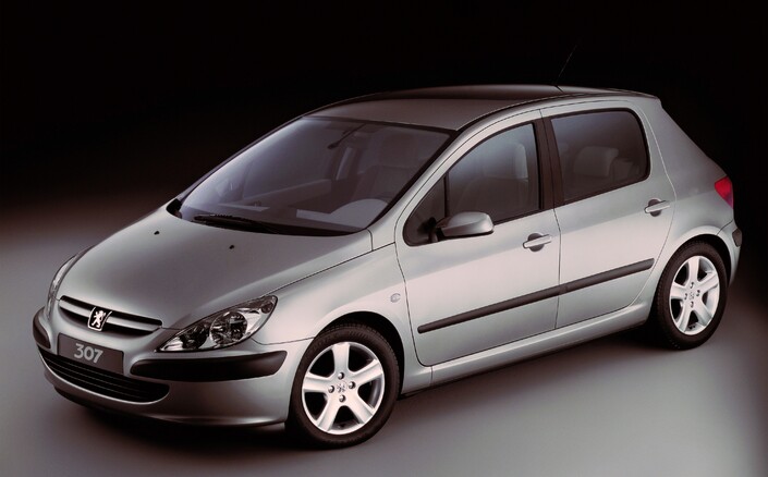 Présentée en 2001, la Peugeot 307 tranche radicalement avec la 306 grâce à sa silhouette surélevée. Elle sera élue Voiture de l'année 2002.