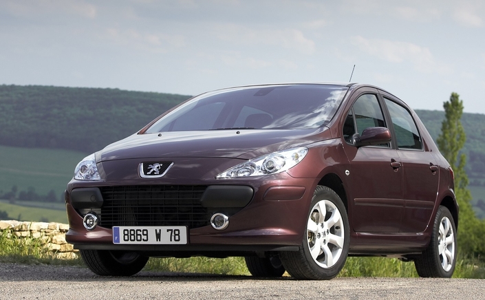 Fin 2004, la Peugeot 307 subit un restylage diversement apprécié...