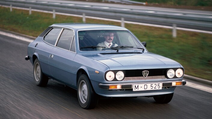 Au volant, la Lancia Beta HPE 2000 étonne par la qualité de son comportement routier, alors que les performances demeurent d'actualité. Ici en 1980.