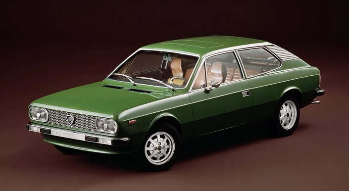 Début 1975, Lancia lance son premier break, en l'occurrence de chasse, la Beta HPE, dessinée par Pietro Castagnero en interne. Ici, une1,8 l avec la première calandre en nid d'abeilles et les projecteurs sous verre.