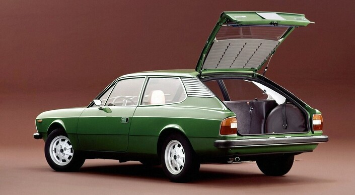 Grosse particularité de la Lancia Beta HPE, ici en 1975, son hayon donnant sur un vaste coffre et une banquette rabattable en deux parties.