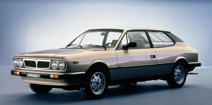 En 1981, la Lancia Beta HPE modifie ses pare-chocs, adopte des encadrements de vitres noirs et une calandre renouvelée. Le 2,0 l gagne une injection et produit 122 ch.